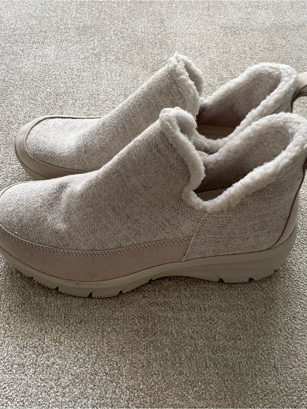 Sketchers Cozy Women's Slip-On Shearling Lined Ankle Shoes in Light Beige